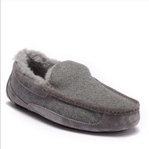 Men’s sz 11 UGG Ascot Slippers indoor/outdoor GREY